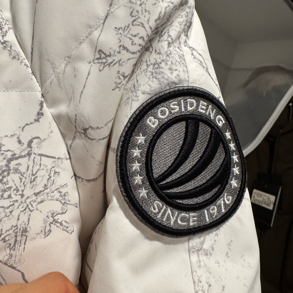 Stylish White Ski Jacket with Black Accents - Picture 6 of 9